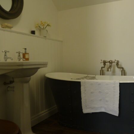 Porth Nanven House - Family Bathroom with Roll top bath