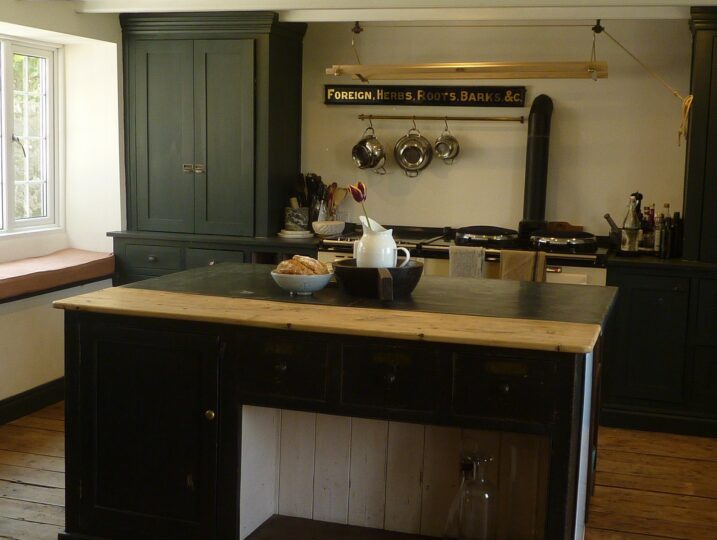 Porth Nanven House - Large Hand Made Kitchen with Island Unit