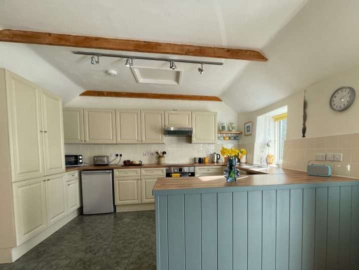 Cornish Barn Near Coast | Spacious Bright Kitchen