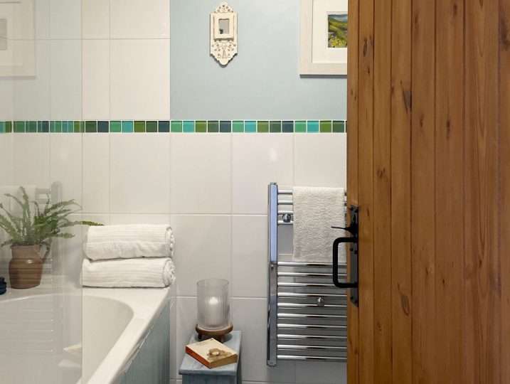 Cornish Barn Near Coast | Bathroom