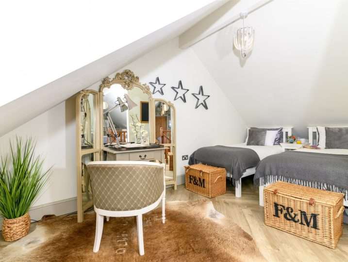 Dressing Area & Twin Beds | Holiday Cottage in Mousehole