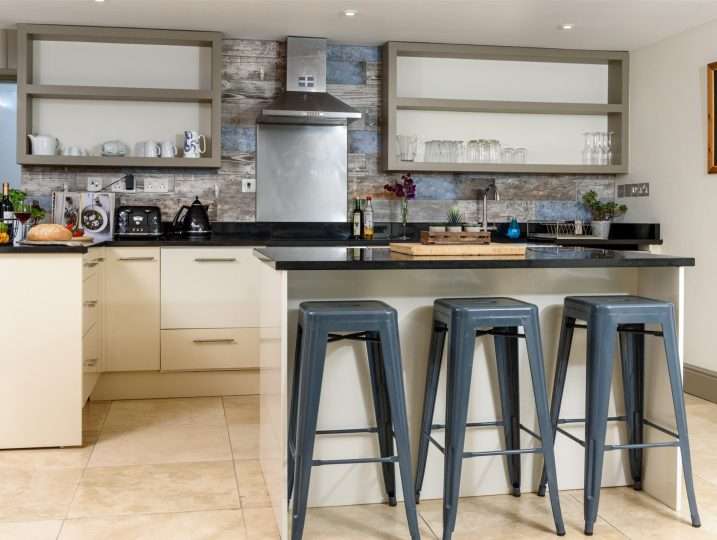 Kitchen with island unit | Holiday Cottage in Mousehole