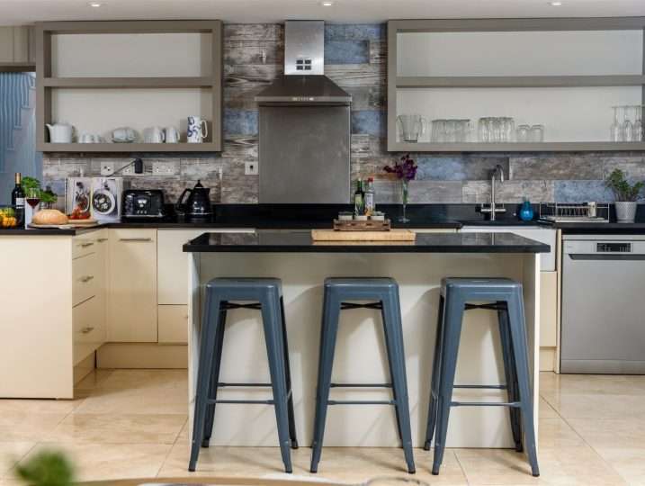 Kitchen with Island Unit | Holiday Cottage in Mousehole
