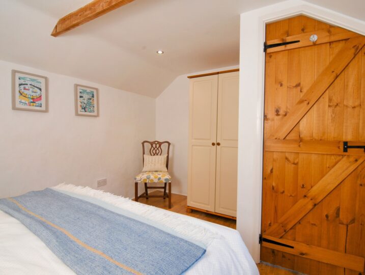 Cornish Barn Near Coast | Bedroom with wardrobe