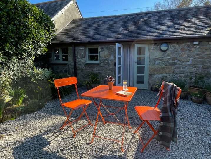 Cornish Barn Near Coast | Private gravelled patio