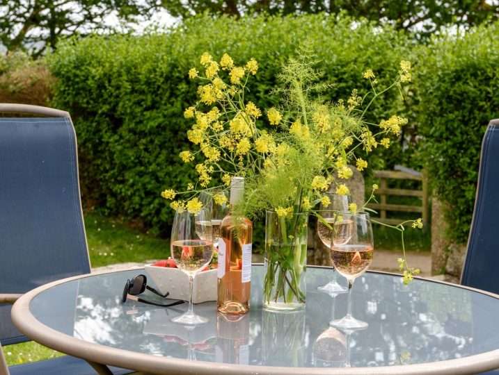 Enjoy alfresco dining in the garden | Family Holiday Cornwall Near Beach