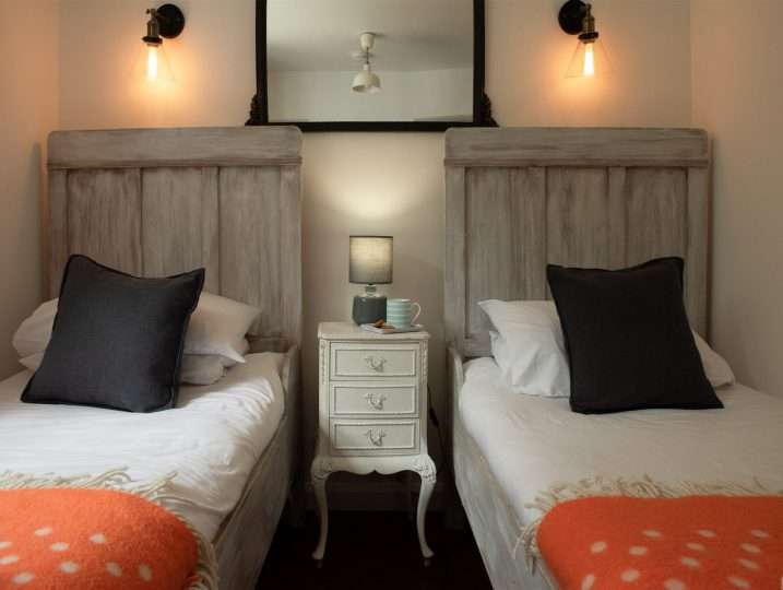Cosy twin room | Patio Garden | Retreat in Mousehole sea views